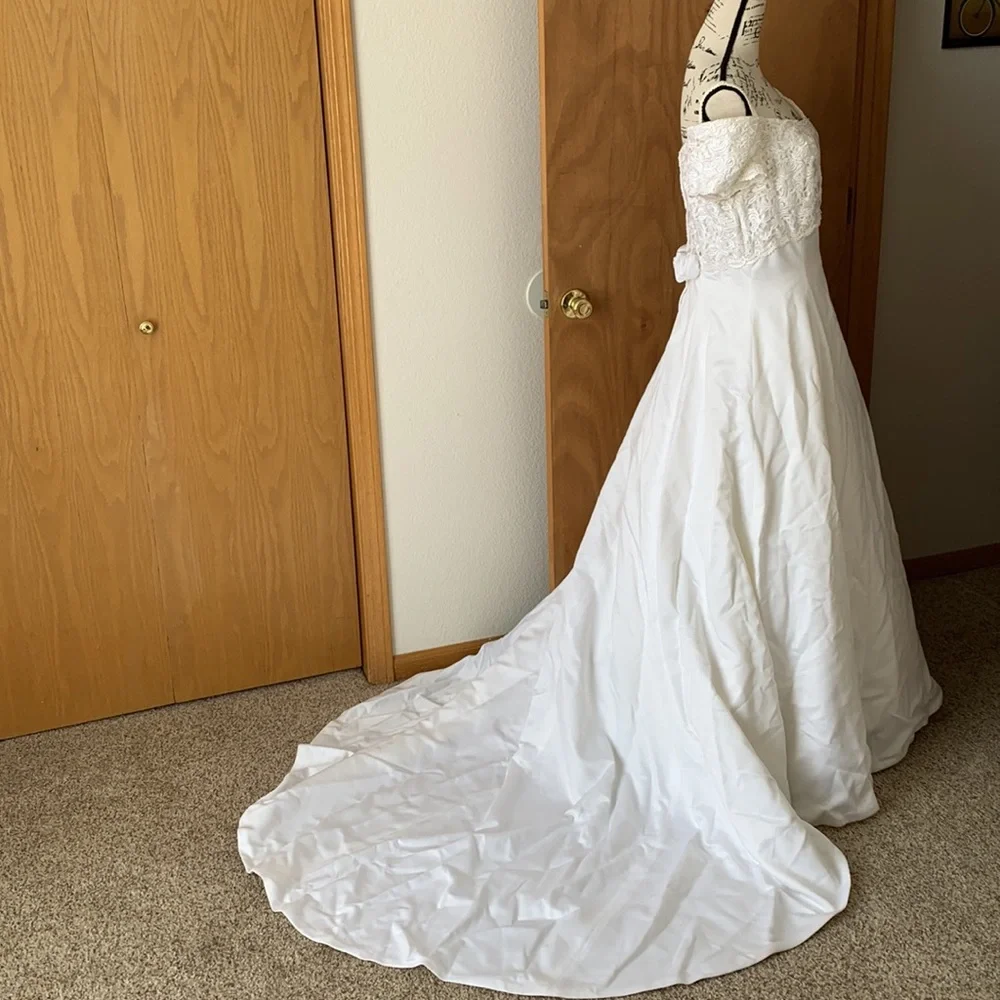Jim Hjelm wedding dress - Picture 3 of 12
